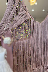Vestido corto con lentejuelas, flecos y plumas 23117