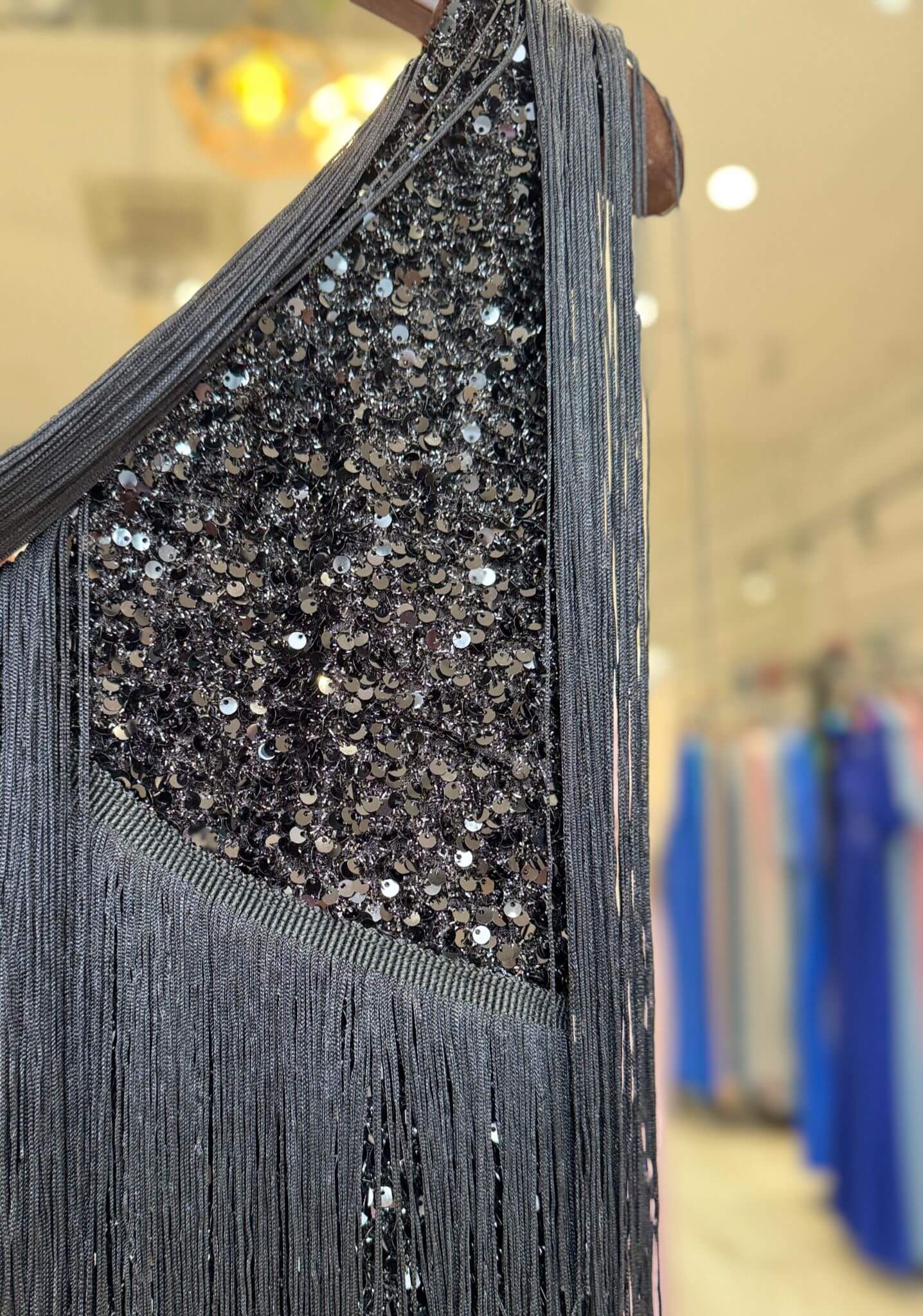 Vestido corto con lentejuelas, flecos y plumas 23117