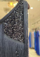 Vestido corto con lentejuelas, flecos y plumas 23117