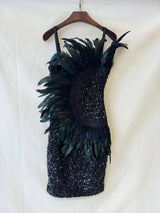 Vestido corto de lentejuelas y plumas 23093