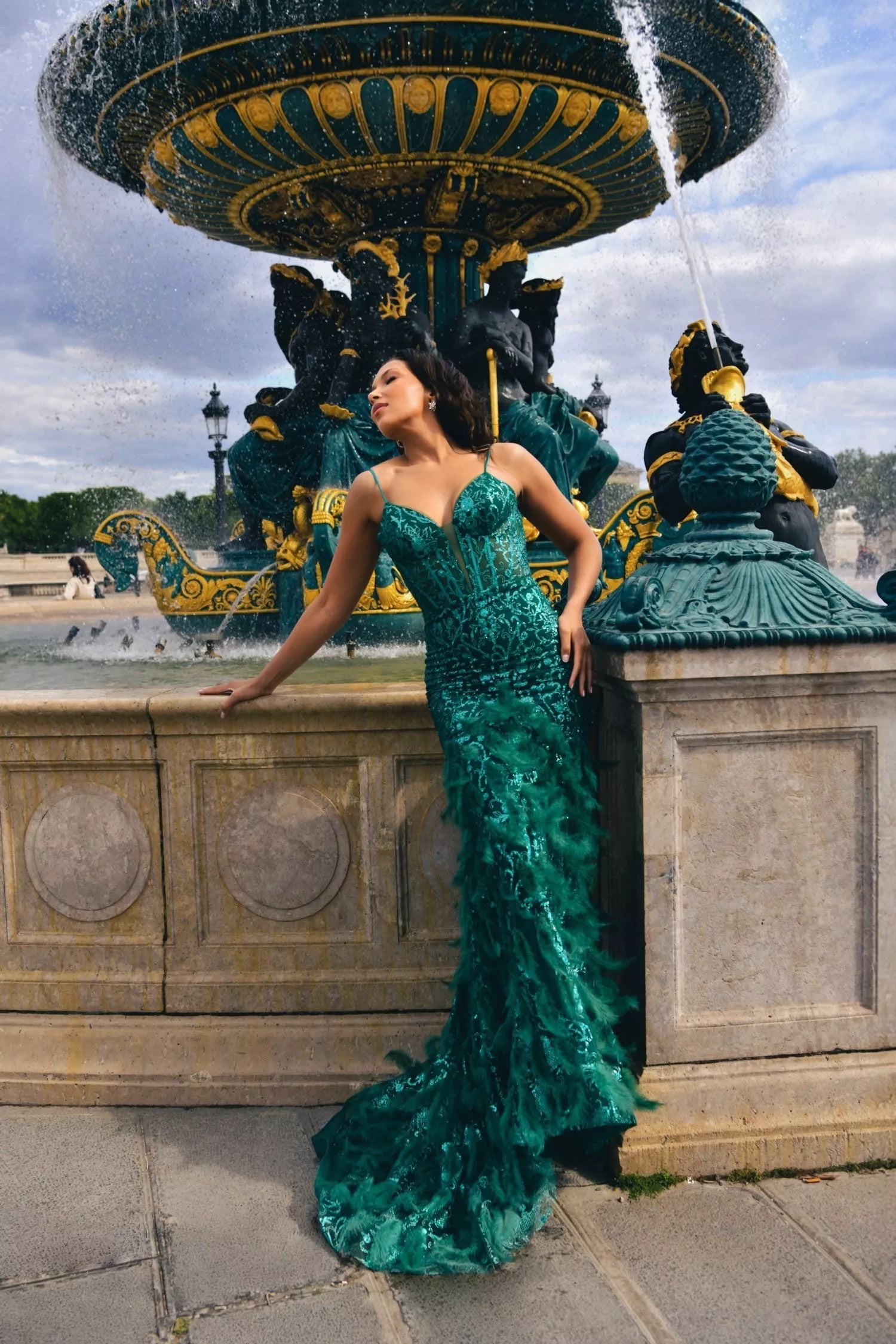 Vestido largo con plumas 24108