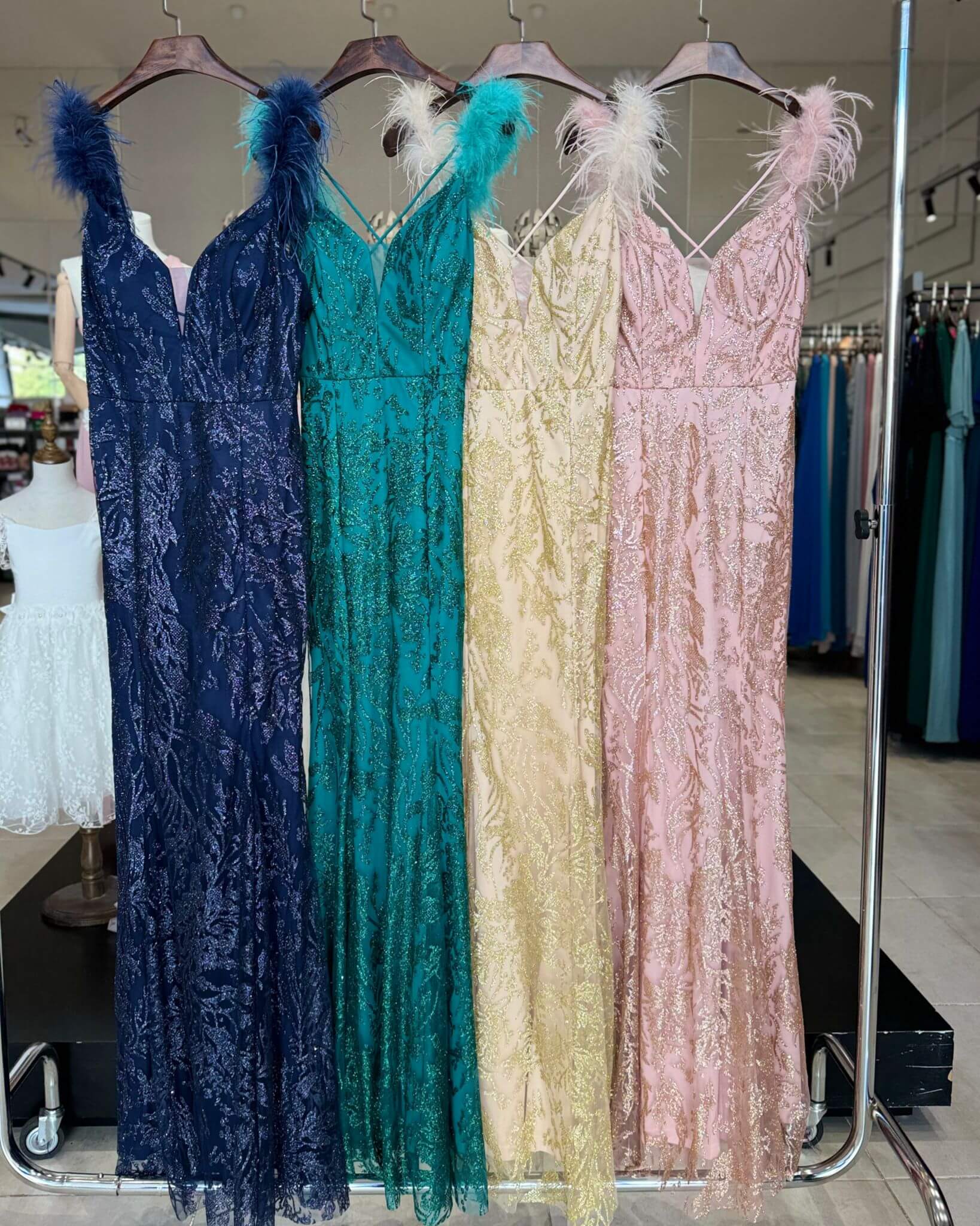 Vestido sirena de purpurina con plumas HM2368