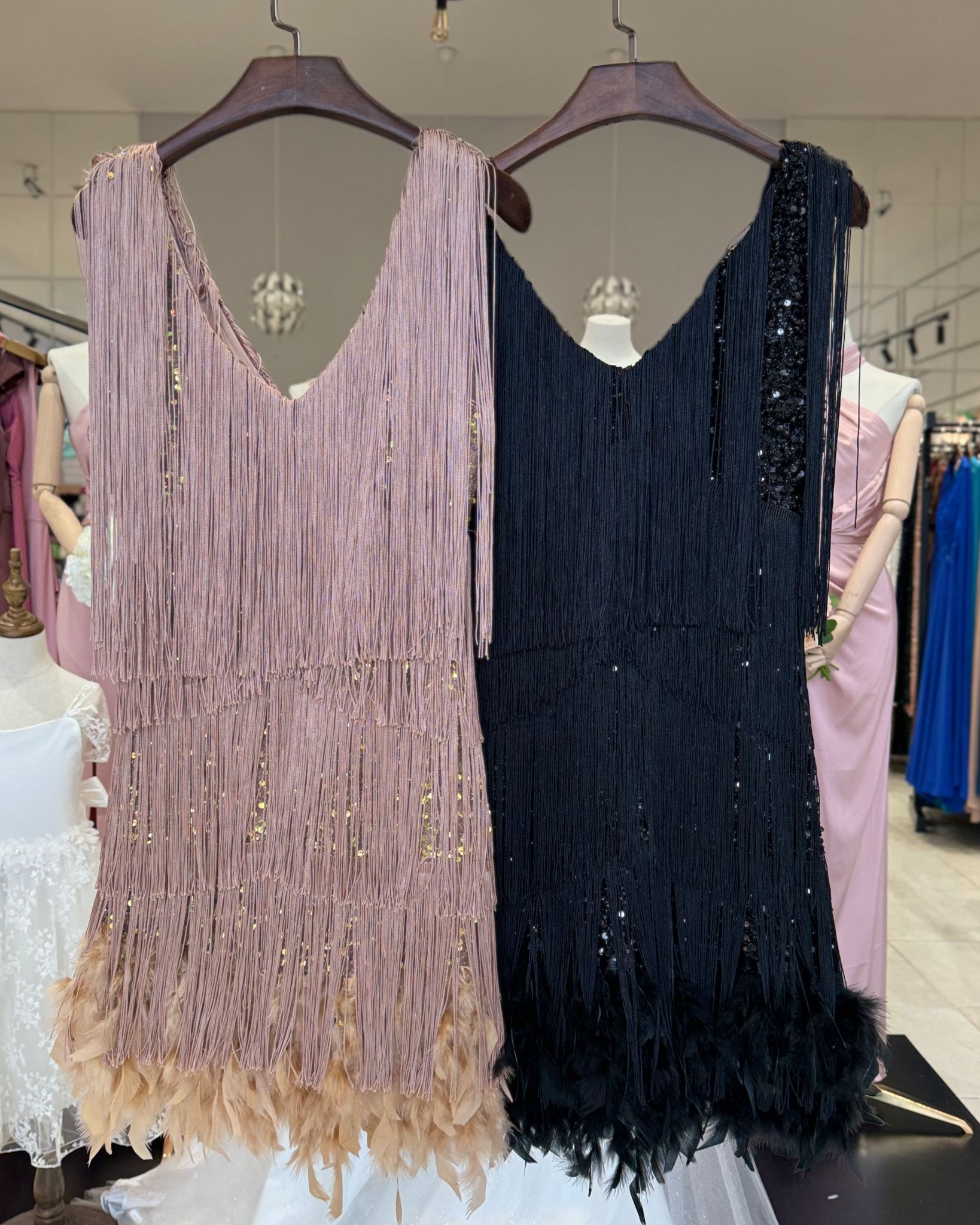 Vestido corto con lentejuelas, flecos y plumas 23117