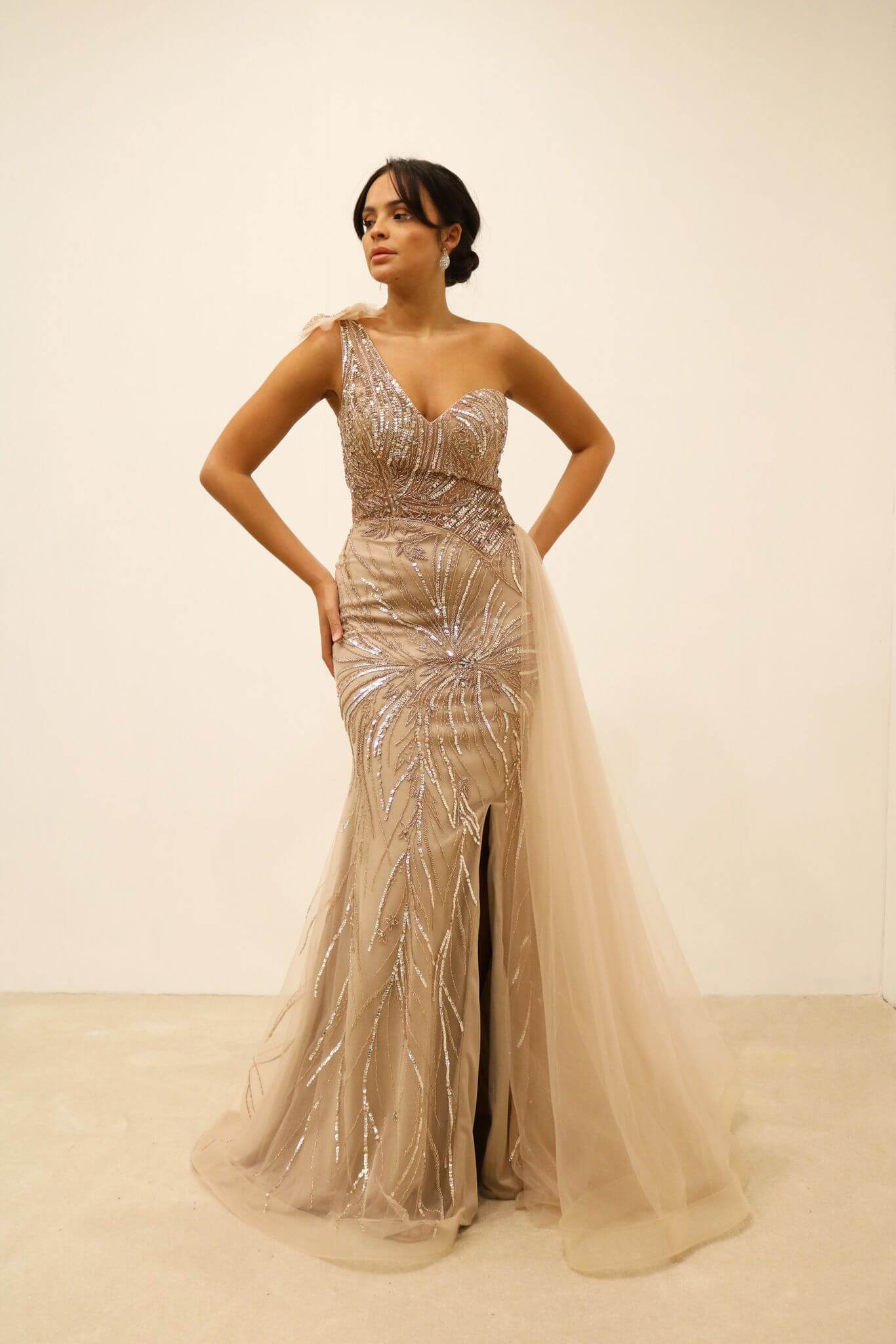 Vestido de un hombro con bordado de pedreria TL-5008