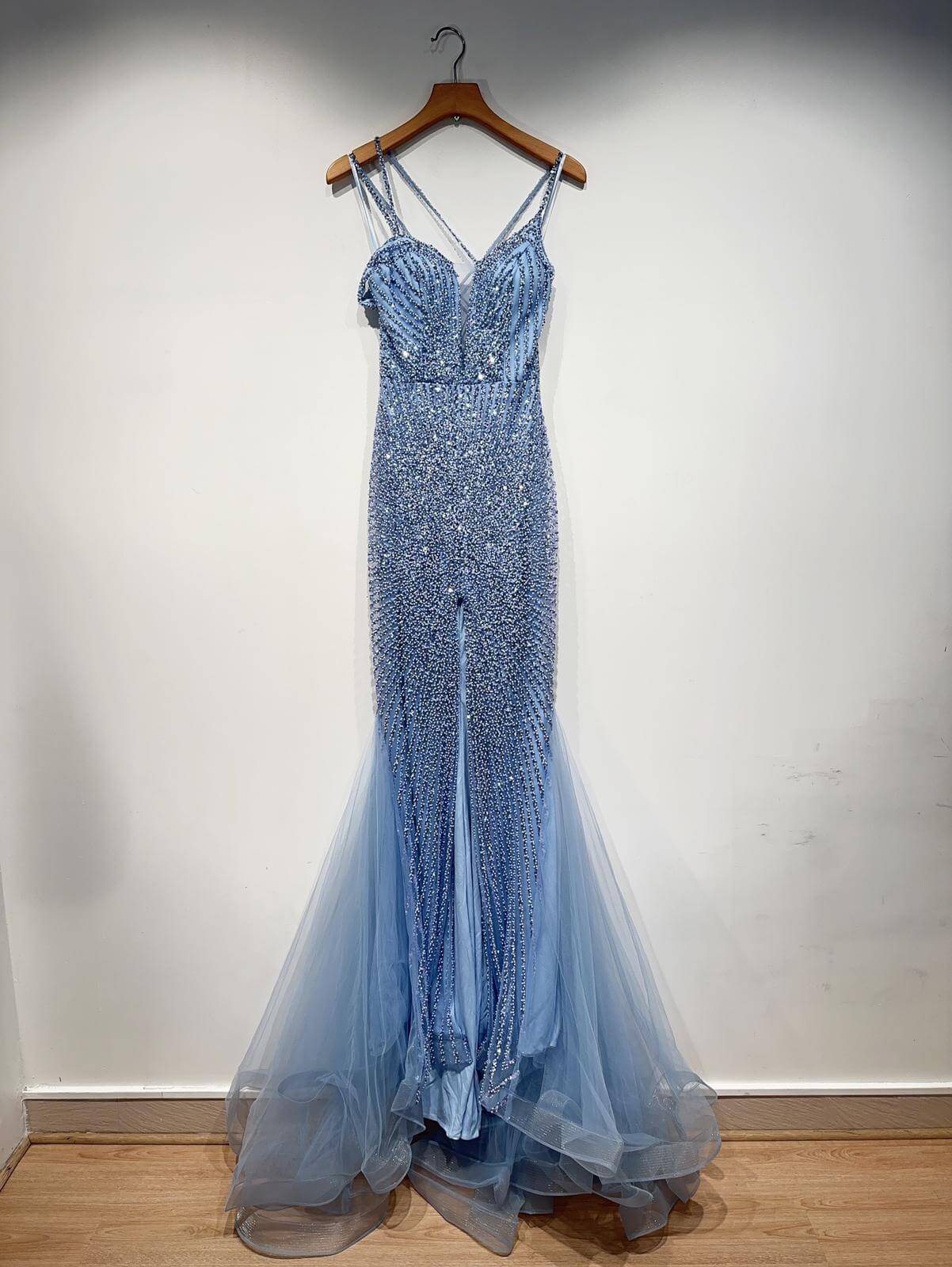 Vestido largo con bordado de pedreria F8050