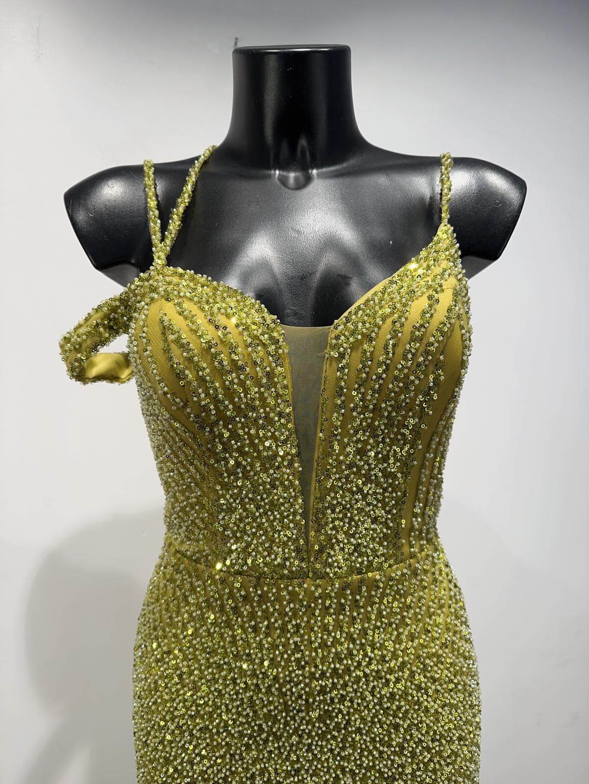 Vestido largo con bordado de pedreria F8050