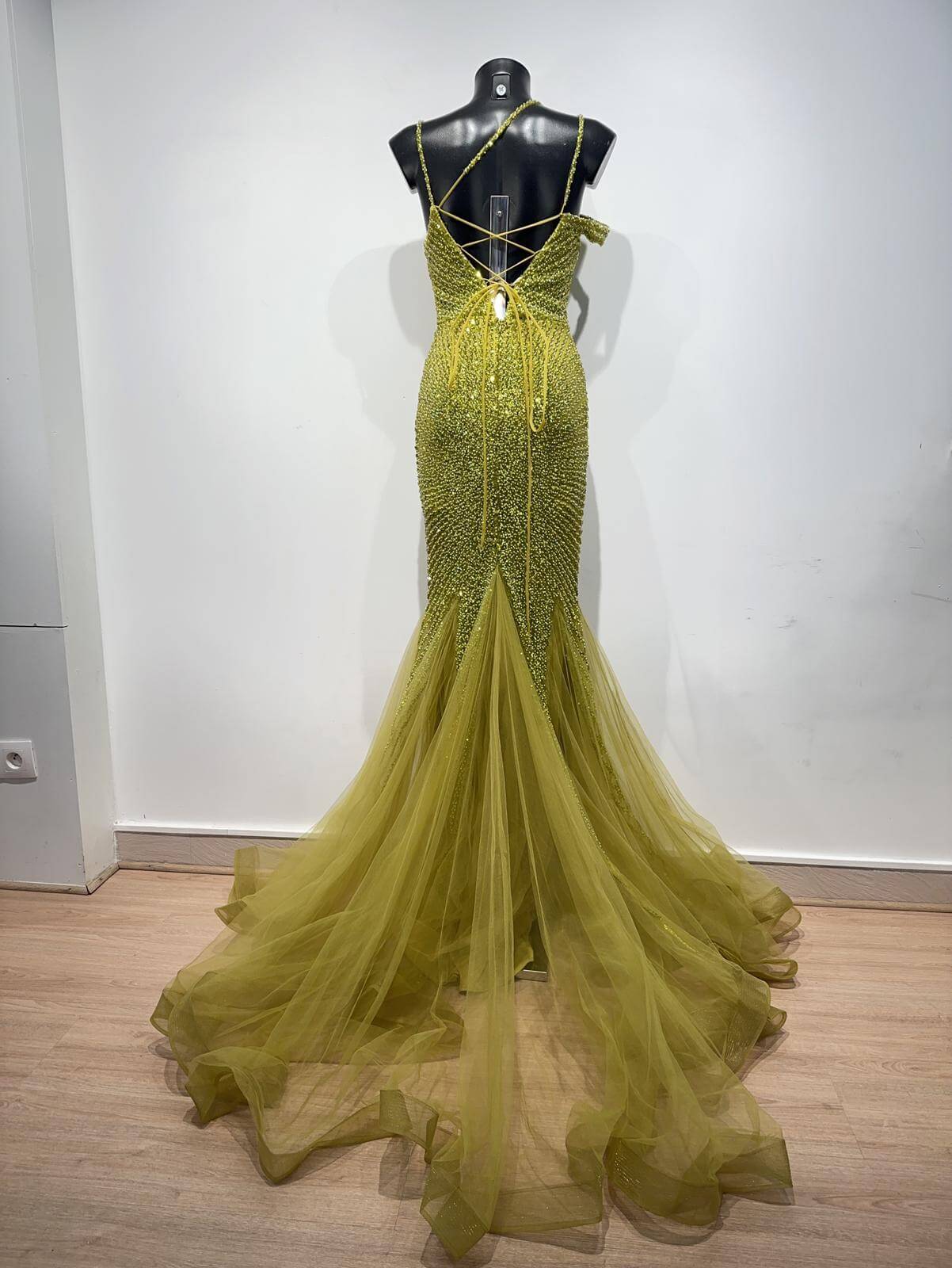 Vestido largo con bordado de pedreria F8050