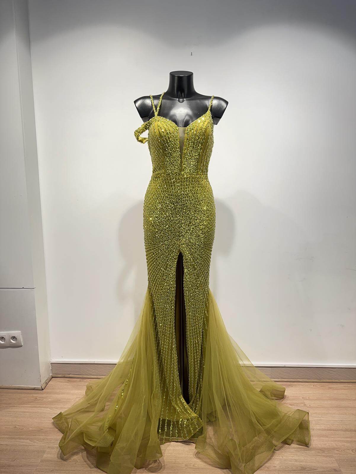 Vestido largo con bordado de pedreria F8050