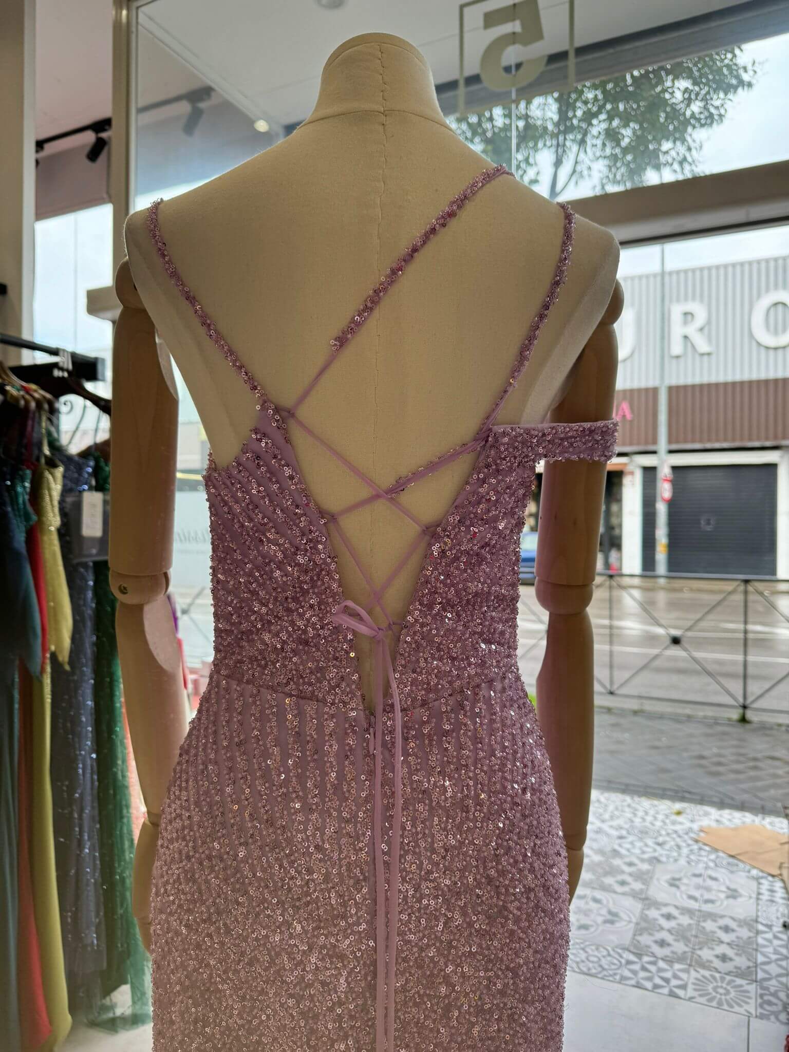 Vestido largo con bordado de pedreria F8050