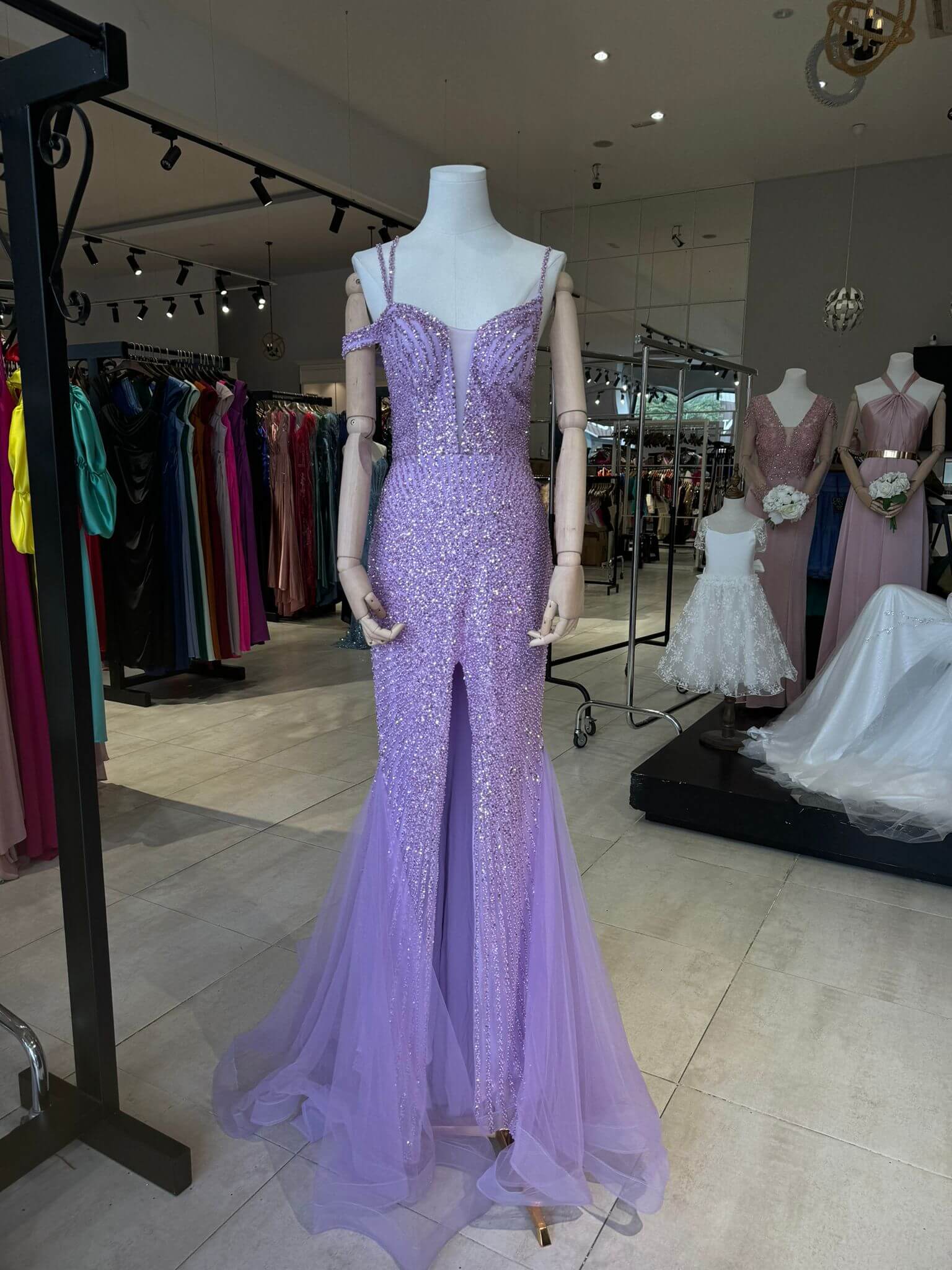 Vestido largo con bordado de pedreria F8050