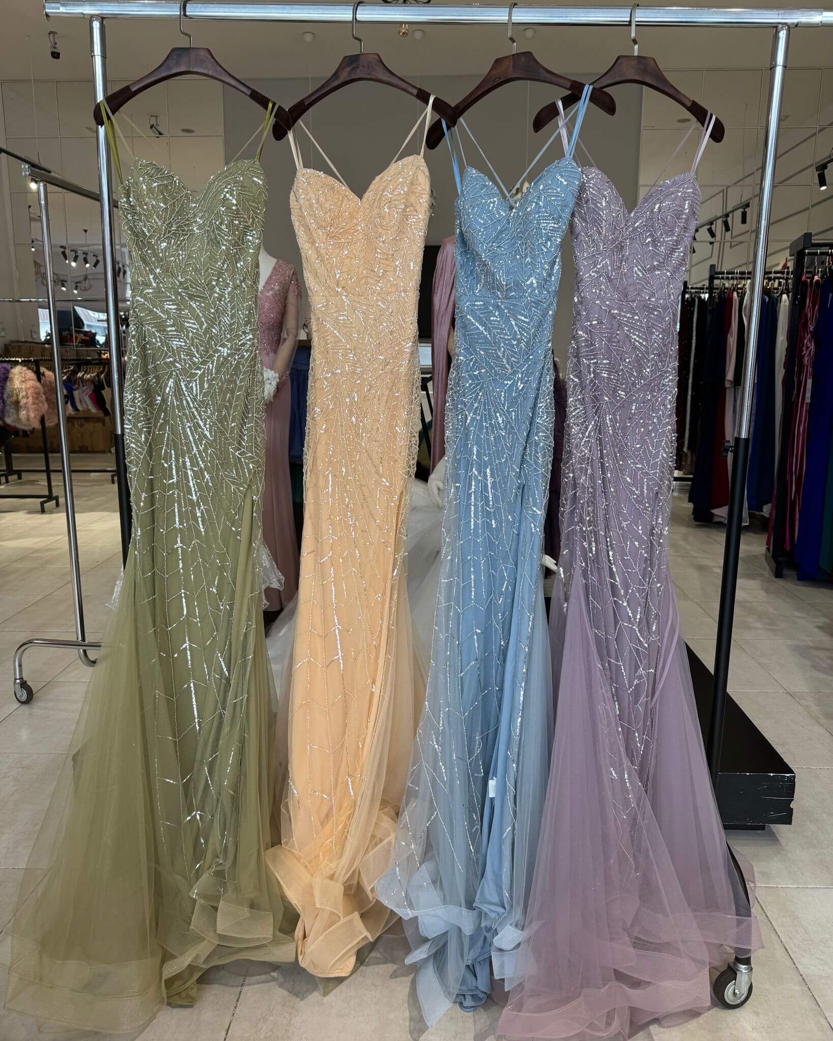 Vestido largo bordado de pedreria F8010