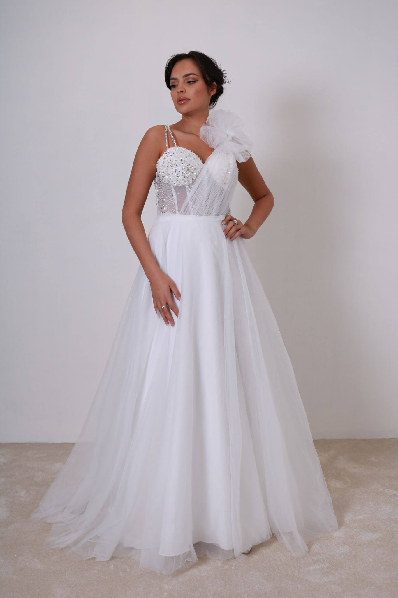 Vestido largo de tul con bordado de pedreria TL0808