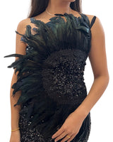 Vestido corto de lentejuelas y plumas 23093