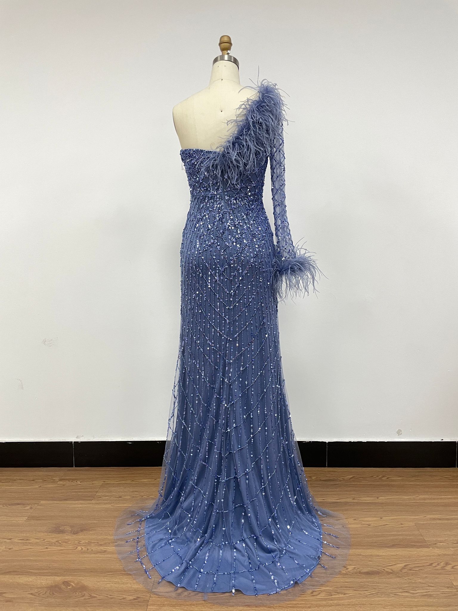 Vestido bordado con pedreria y plumas TL-5001