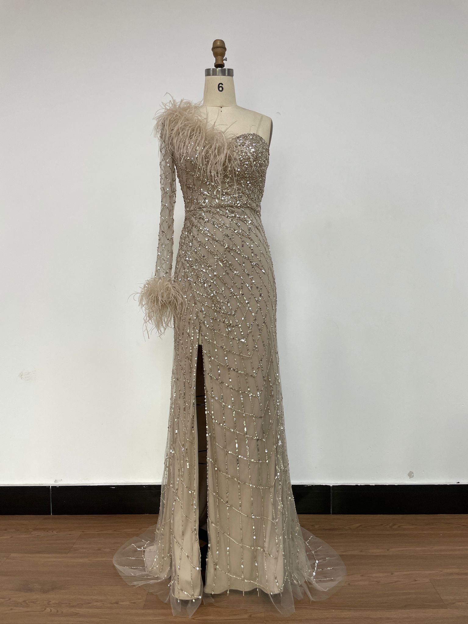 Vestido bordado con pedreria y plumas TL-5001