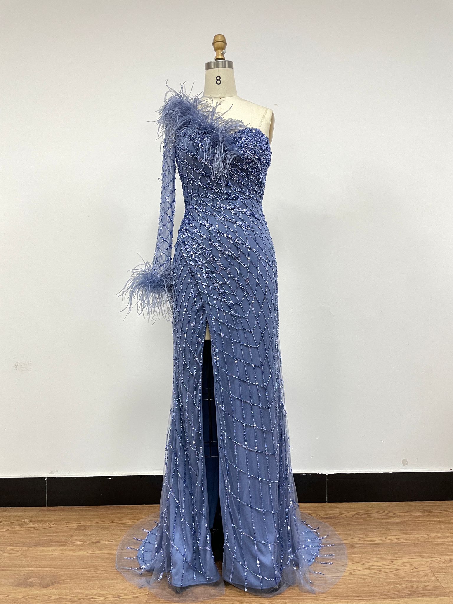 Vestido bordado con pedreria y plumas TL-5001