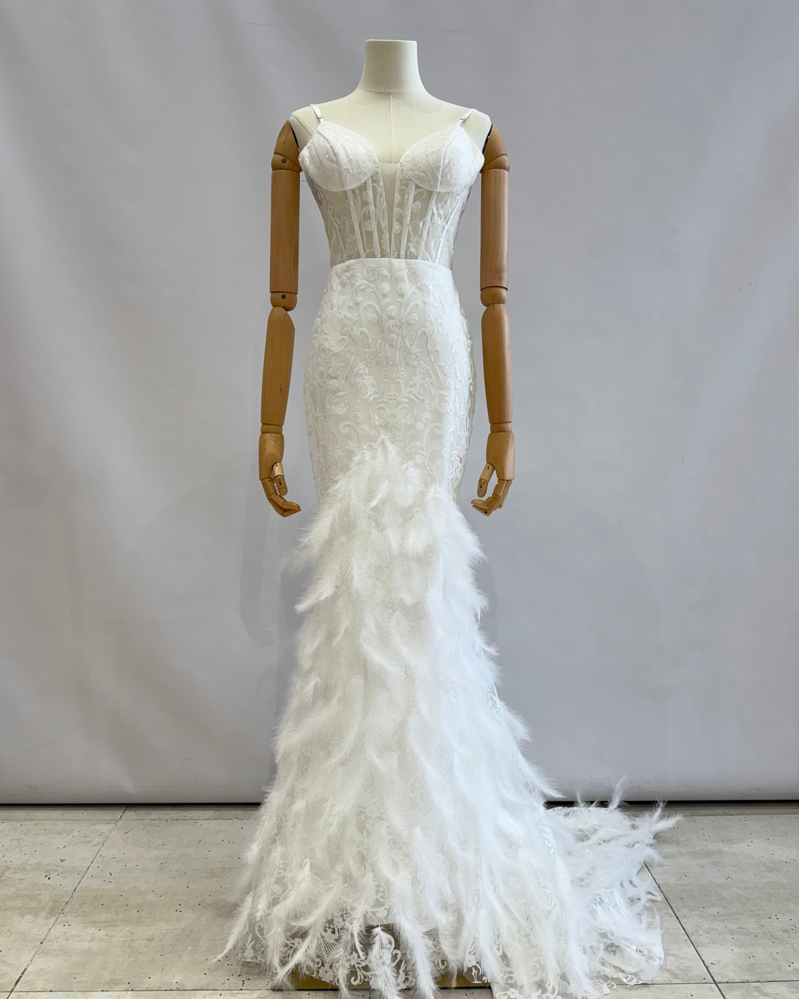 Vestido largo con plumas 24108
