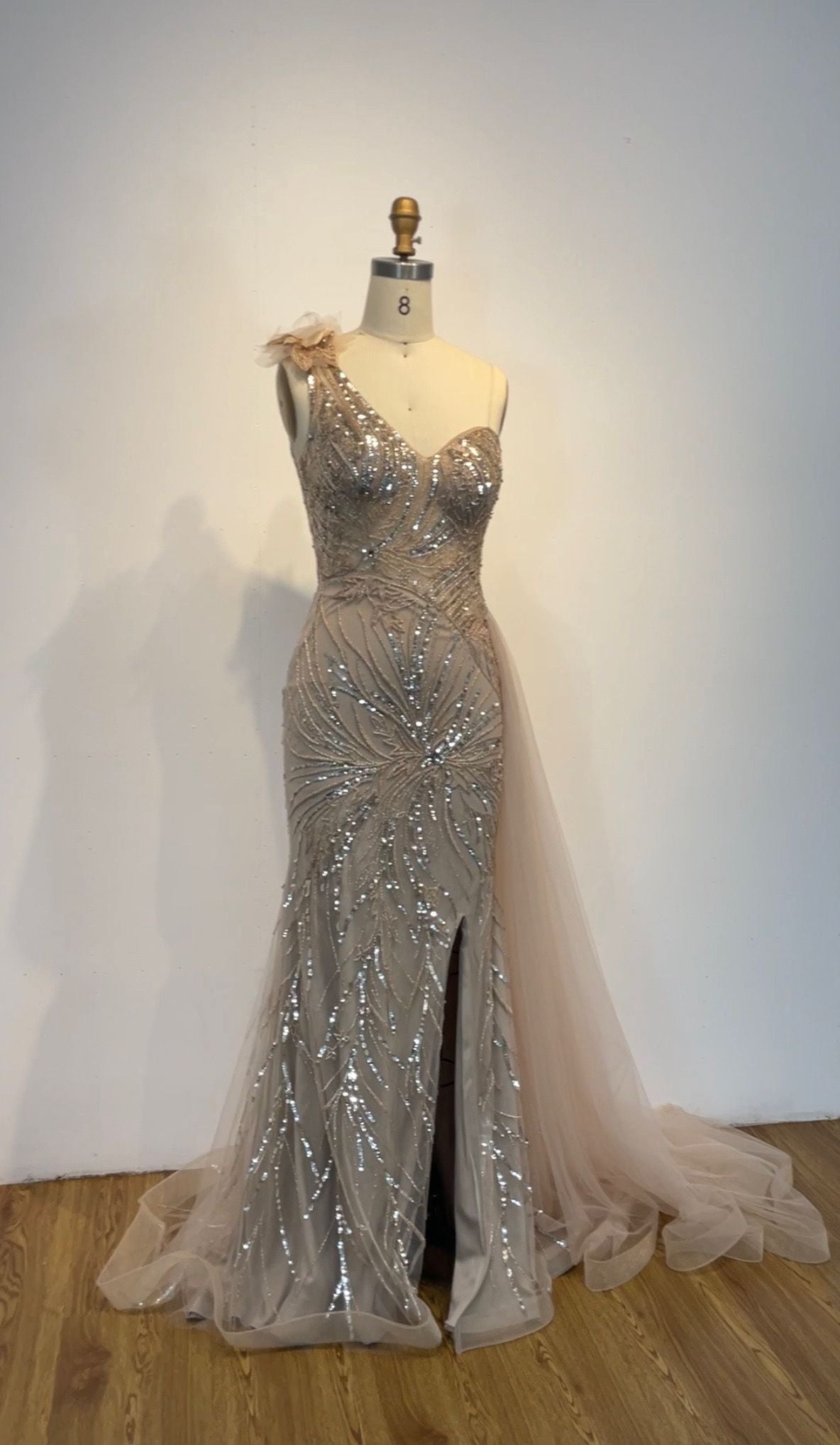 Vestido de un hombro con bordado de pedreria TL-5008